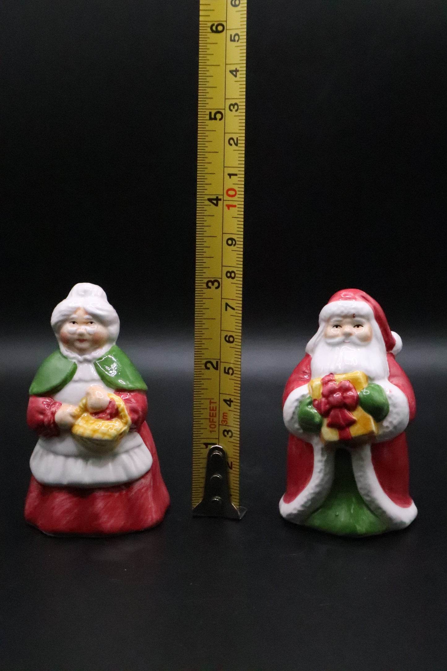 CHRISTMAS SANTA CLAUS AND MRS SANTA CLAUS SALT AND PEPPER SHAKERS