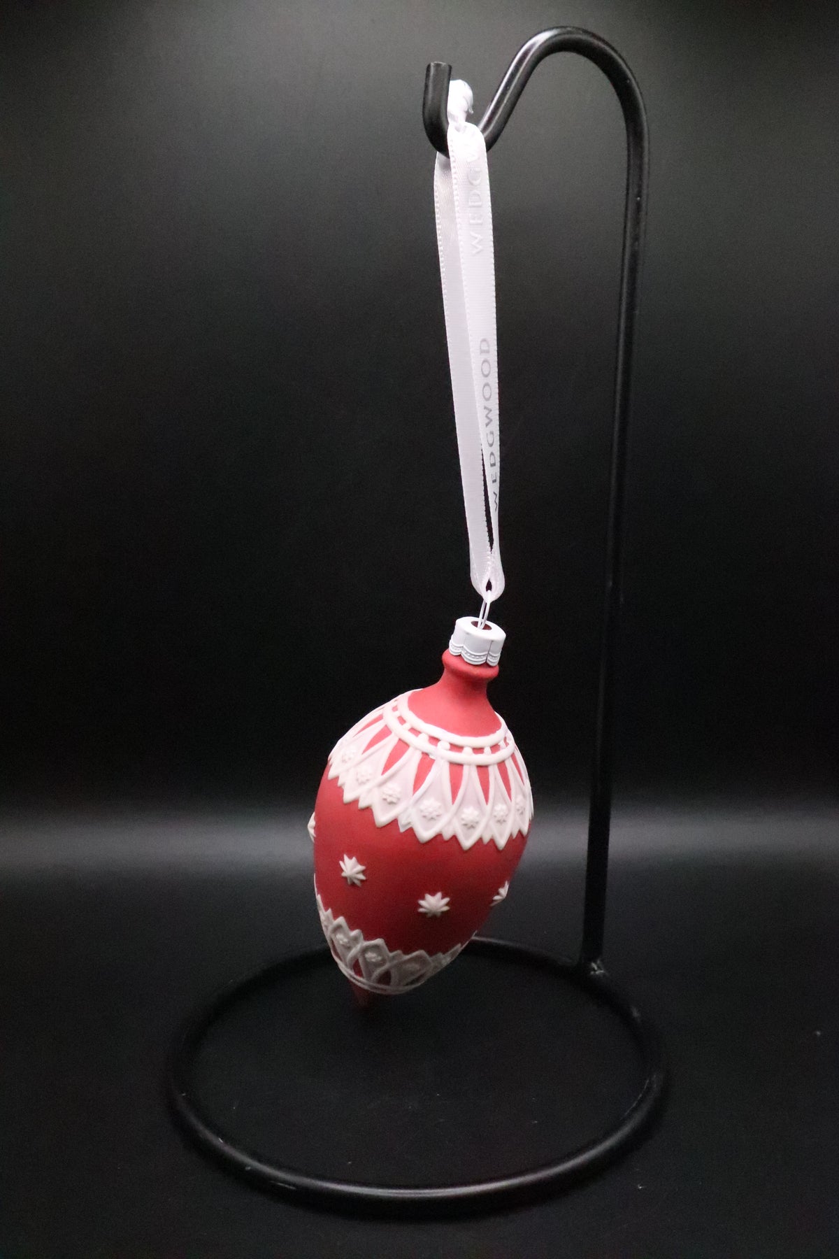 WEDGEWOOD CHRISTMAS RED NEOGLASS BAUBLE ORNAMENT