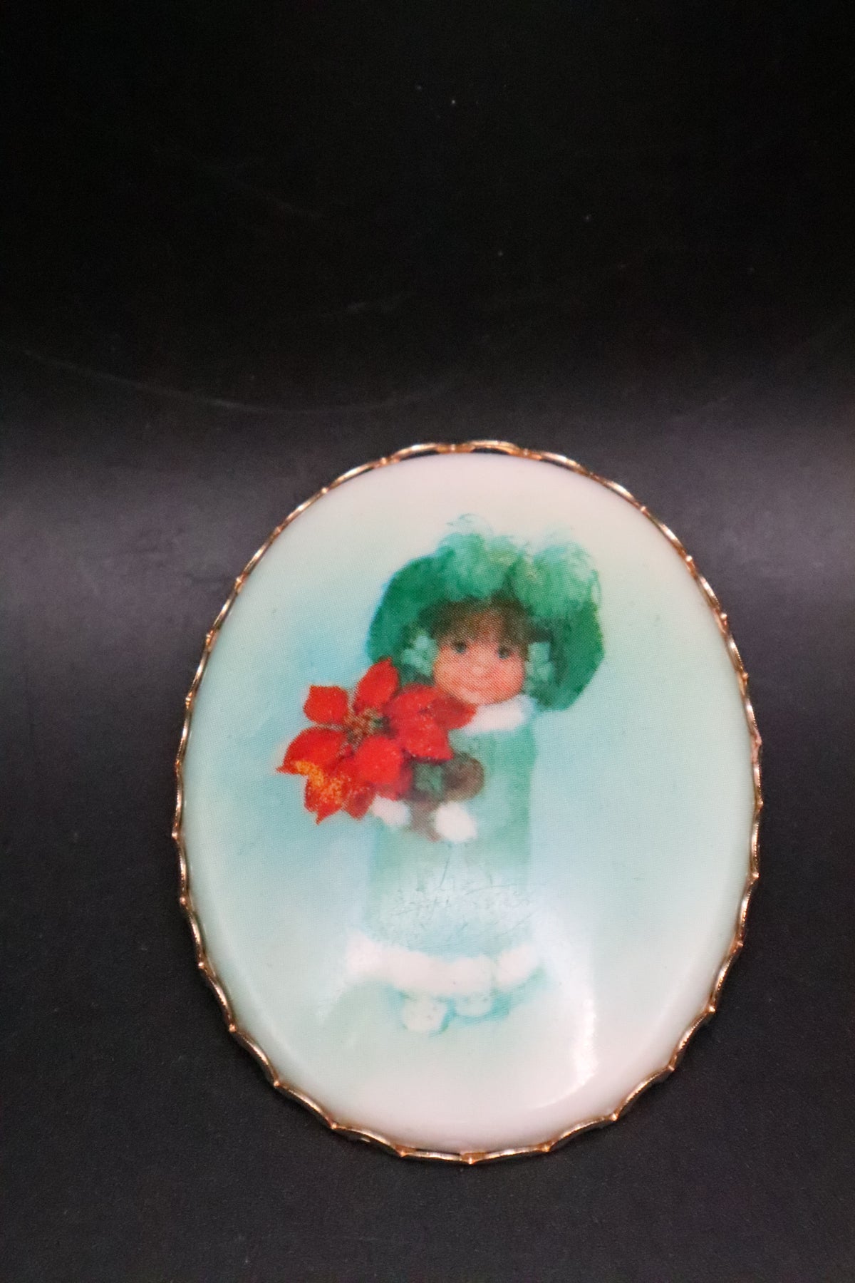VINTAGE HALLMARK CAMEO PENDANT/BROOCH "CHRISTMAS GIRL"