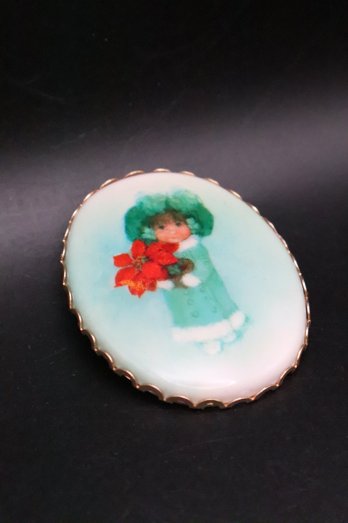 VINTAGE HALLMARK CAMEO PENDANT/BROOCH "CHRISTMAS GIRL"