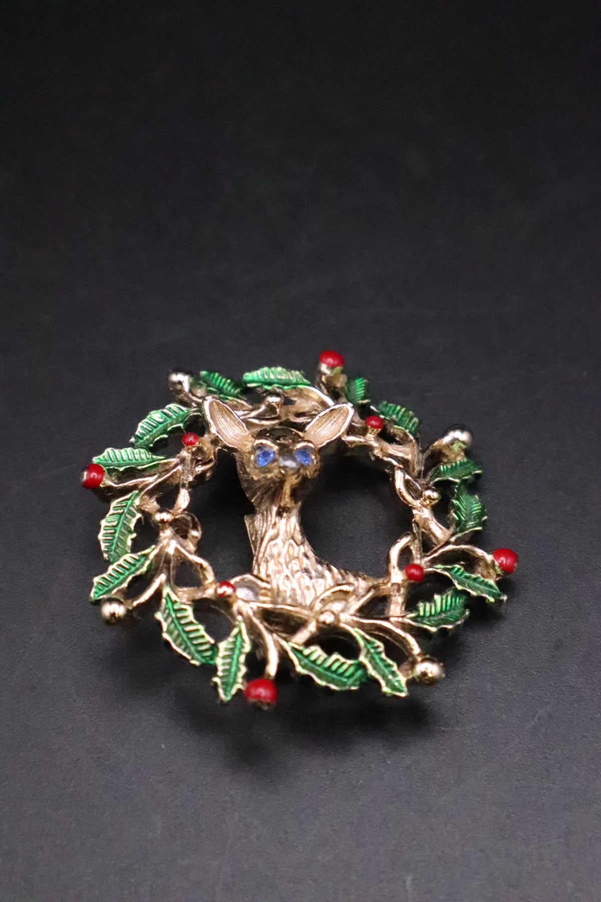 VINTAGE JERRY'S GOLD TONE CHRISTMAS WREATH DEE BROOCH