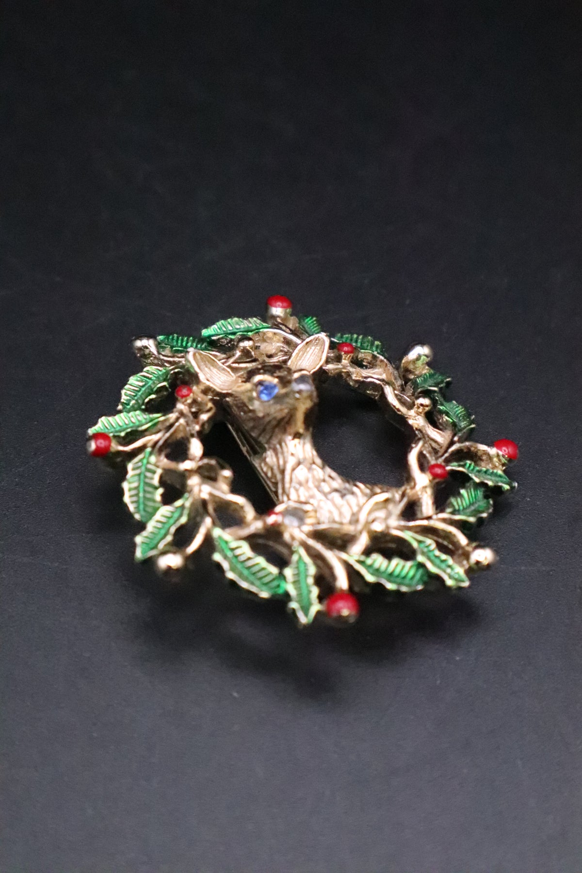 VINTAGE JERRY'S GOLD TONE CHRISTMAS WREATH DEE BROOCH