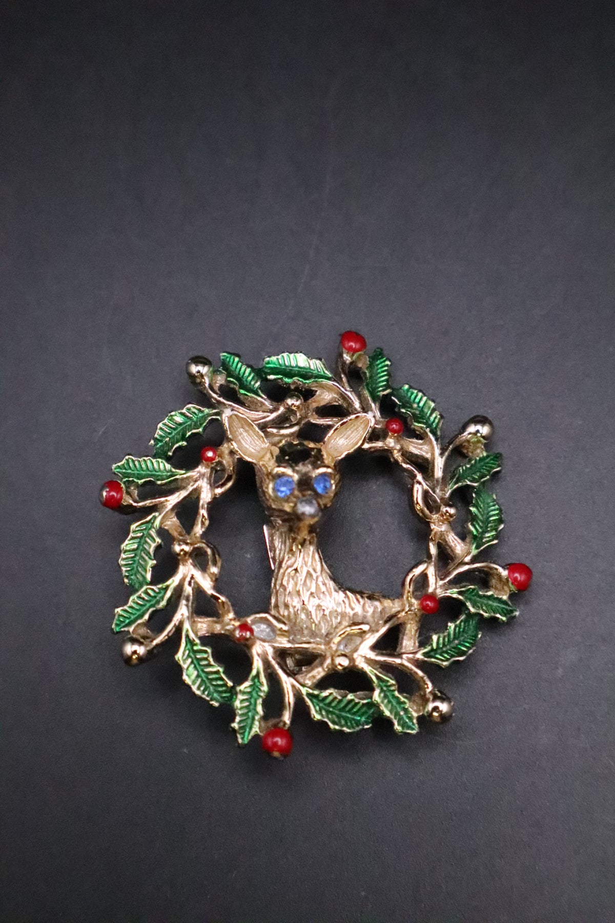 VINTAGE JERRY'S GOLD TONE CHRISTMAS WREATH DEE BROOCH