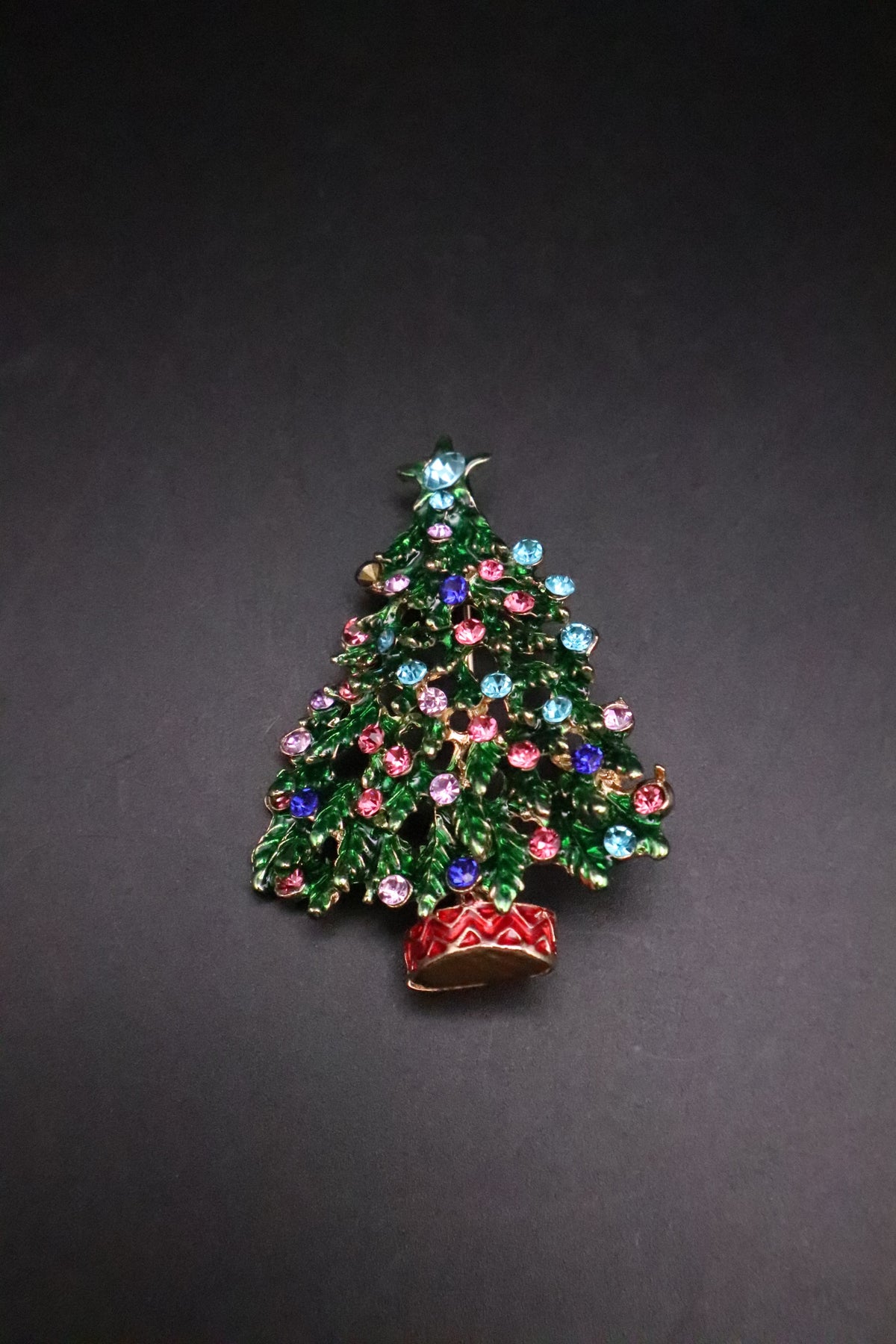 GOLD TONE COLORFUL CRYSTAL CHRISTMAS TREE BROOCH