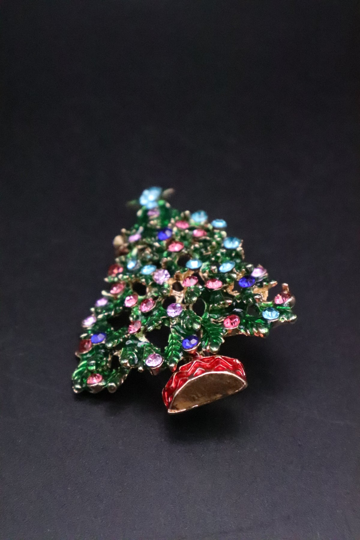 GOLD TONE COLORFUL CRYSTAL CHRISTMAS TREE BROOCH