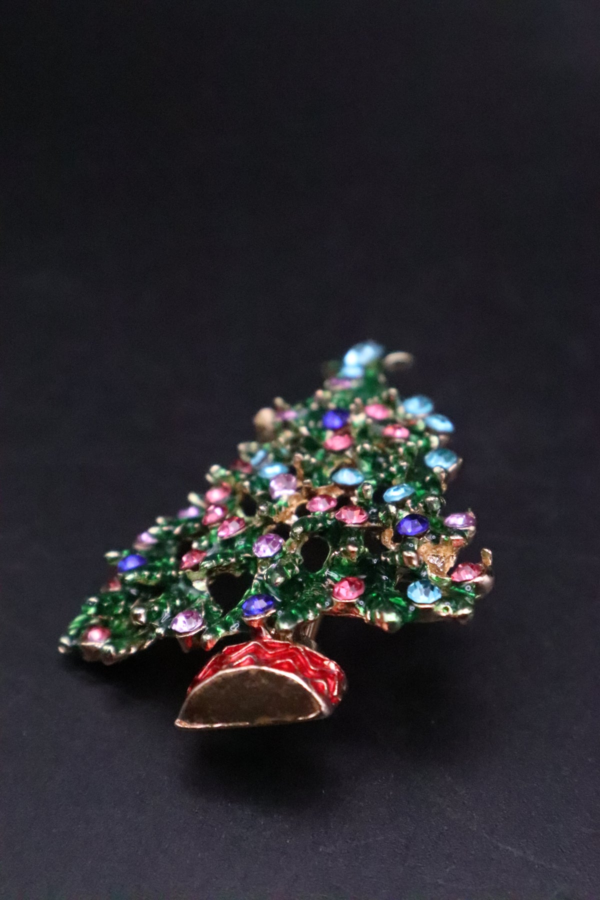 GOLD TONE COLORFUL CRYSTAL CHRISTMAS TREE BROOCH
