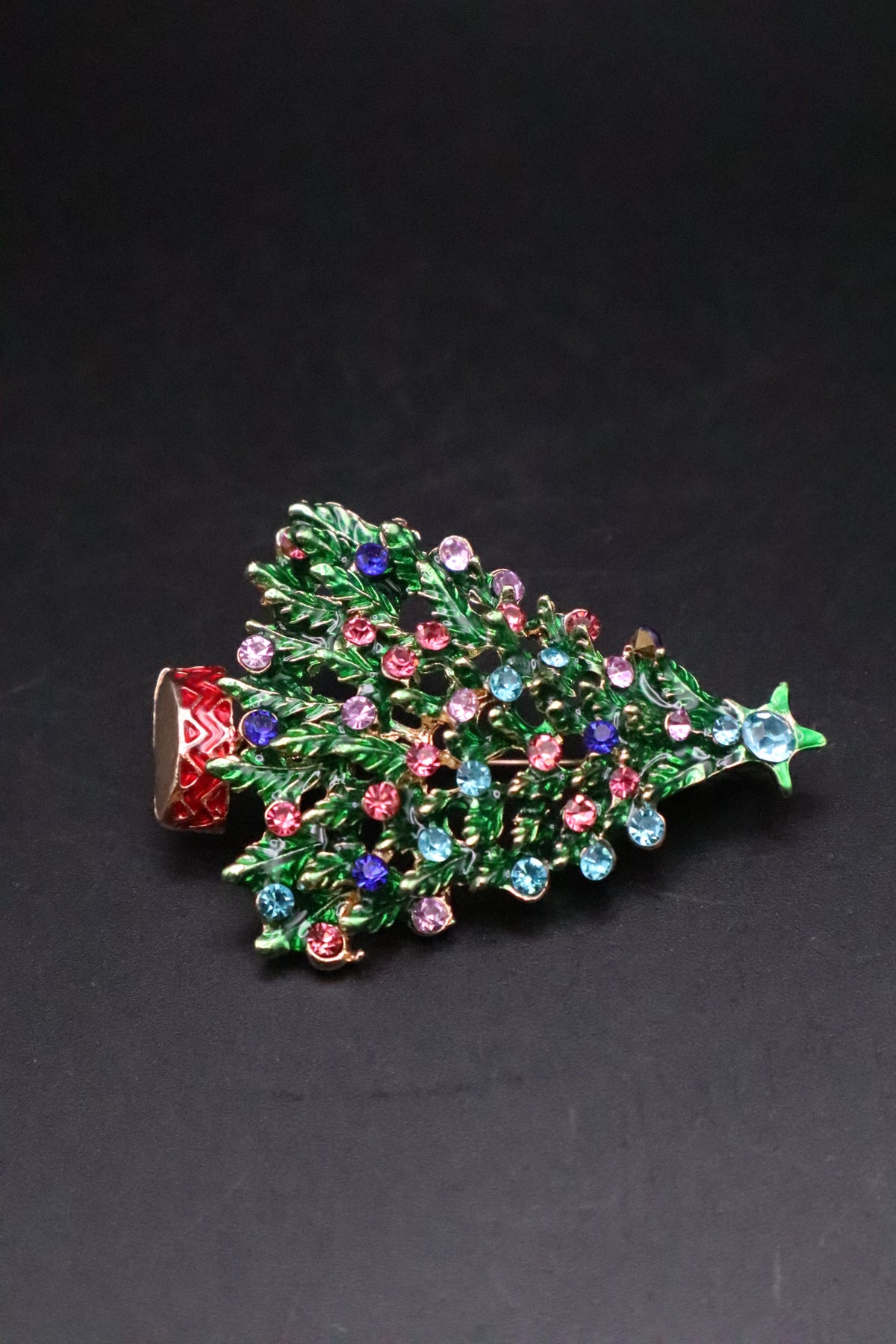 GOLD TONE COLORFUL CRYSTAL CHRISTMAS TREE BROOCH