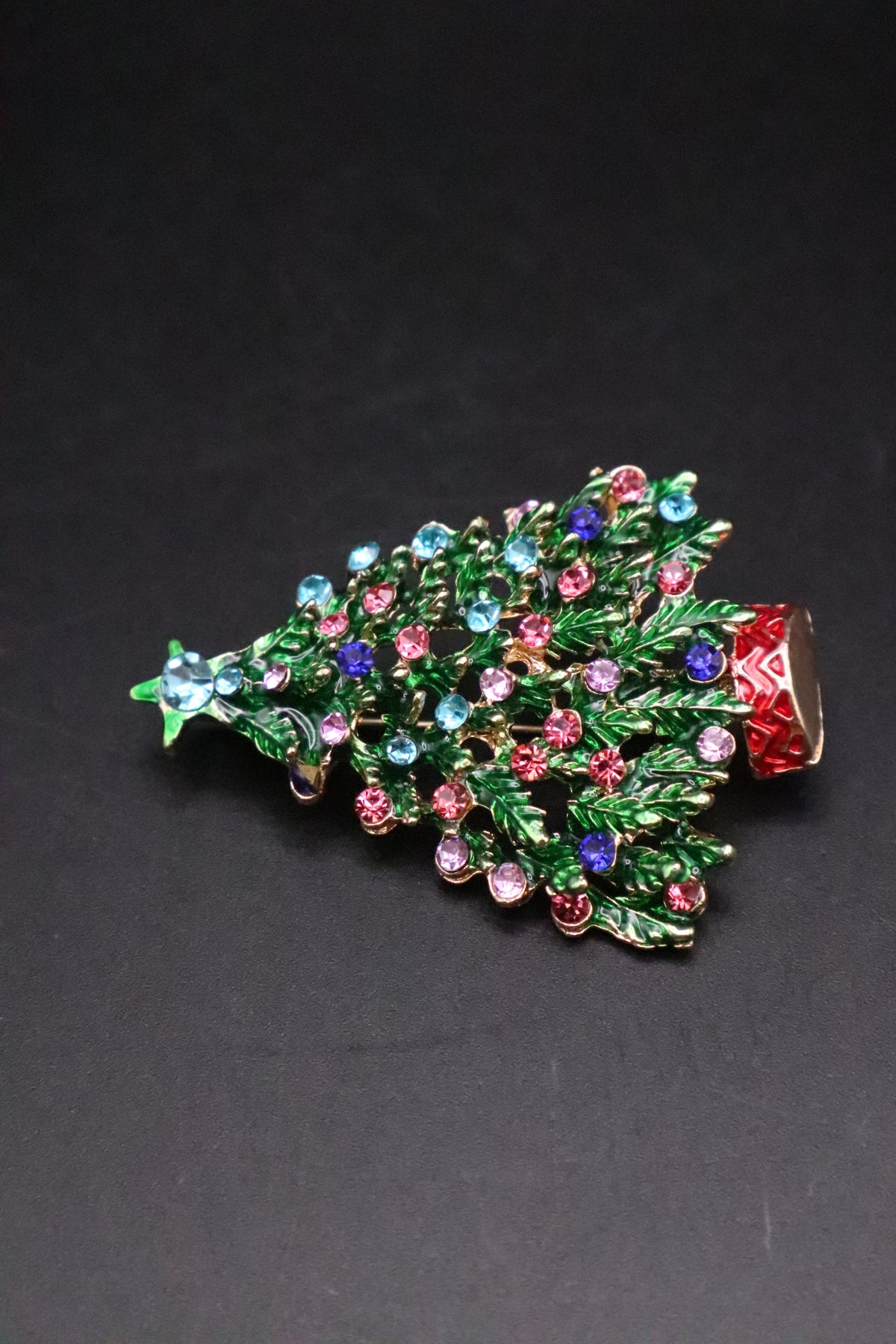 GOLD TONE COLORFUL CRYSTAL CHRISTMAS TREE BROOCH