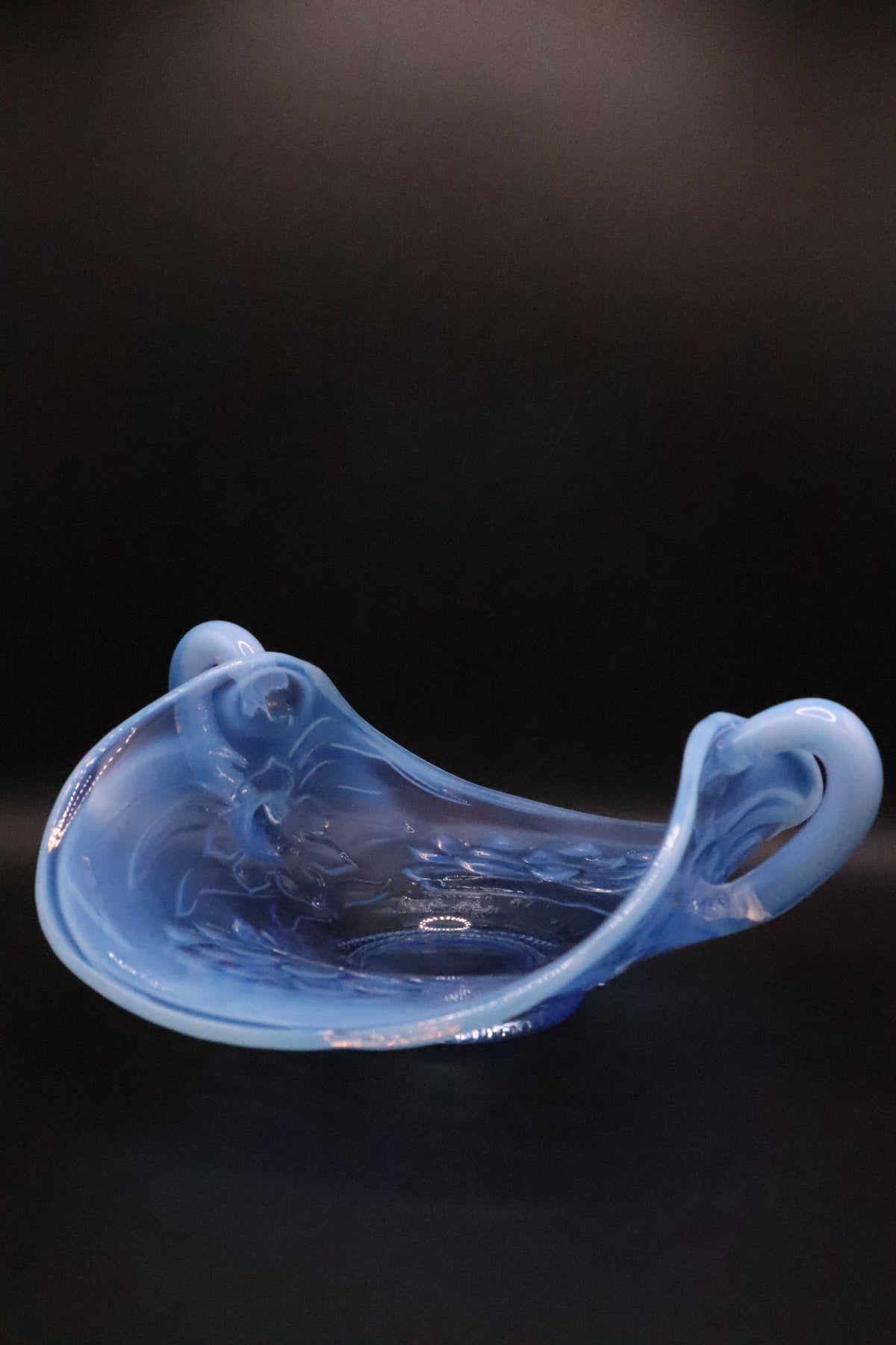 VINTAGE IMPERIAL OPALESCENT LIGHT BLUE WATERLILY DISH