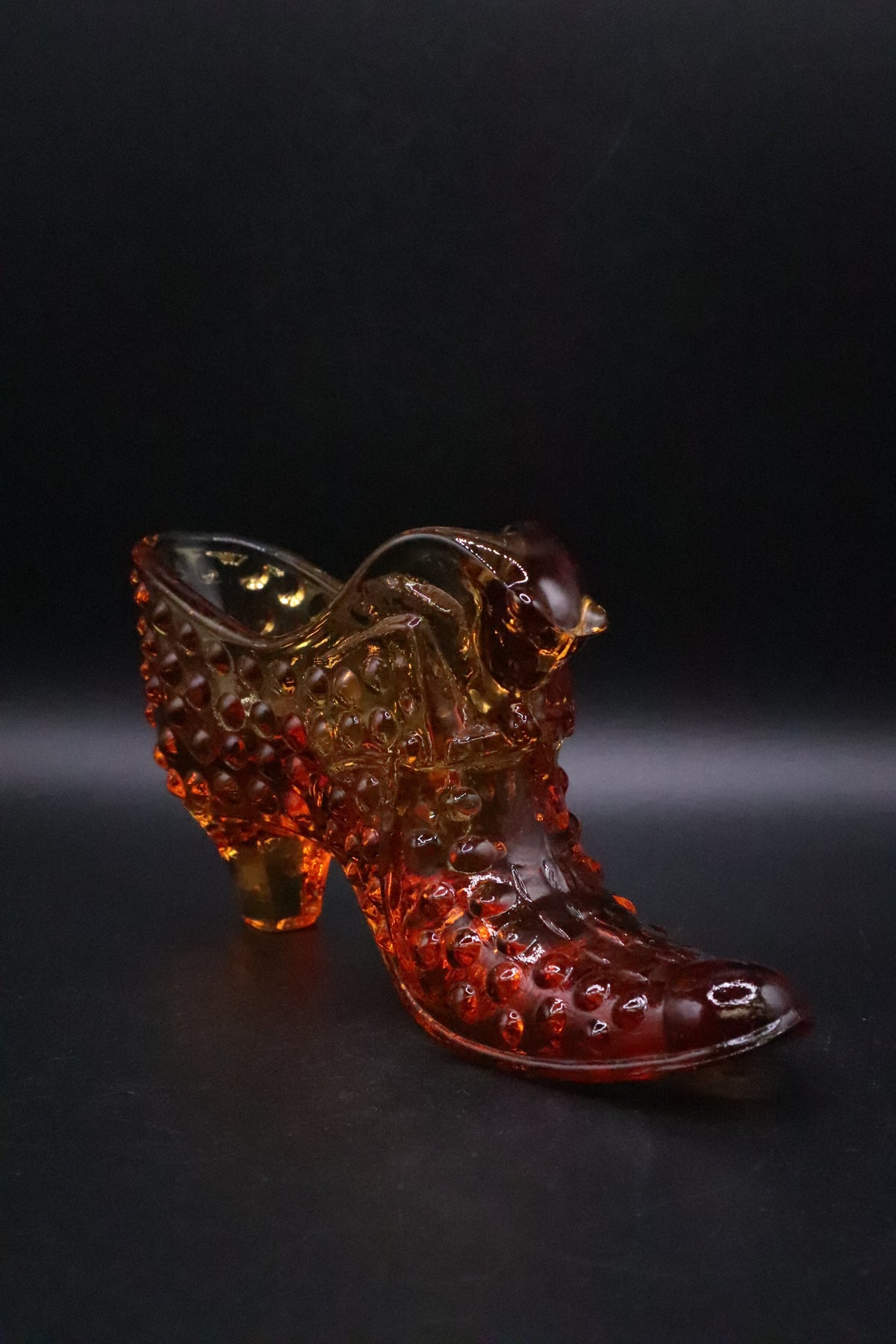 VINTAGE FENTON HONEY AMBER HOBNAIL ART GLASS CAT SHOE