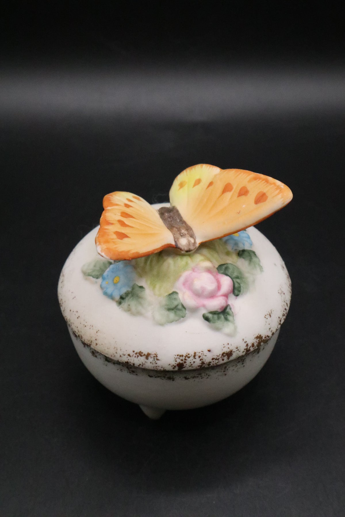 VINTAGE BUTTERFLY FLORAL PORCELAIN FOOTED TRINKET BOX