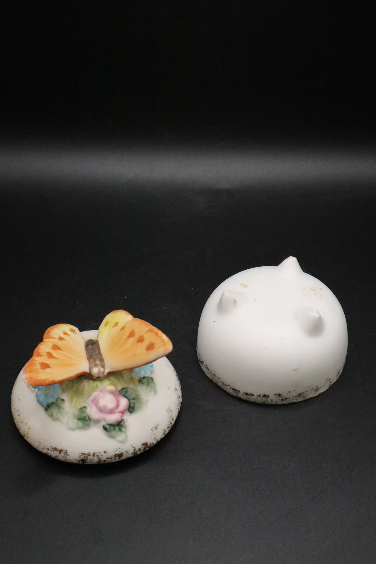 VINTAGE BUTTERFLY FLORAL PORCELAIN FOOTED TRINKET BOX