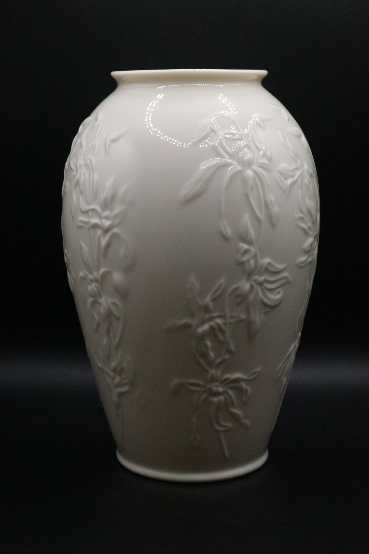 LENOX MASTERPIECE EMBOSSED FLOWER VASE