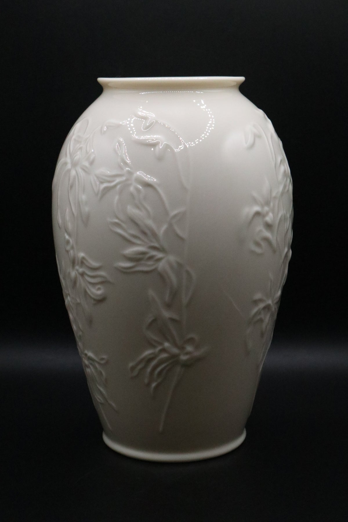 LENOX MASTERPIECE EMBOSSED FLOWER VASE