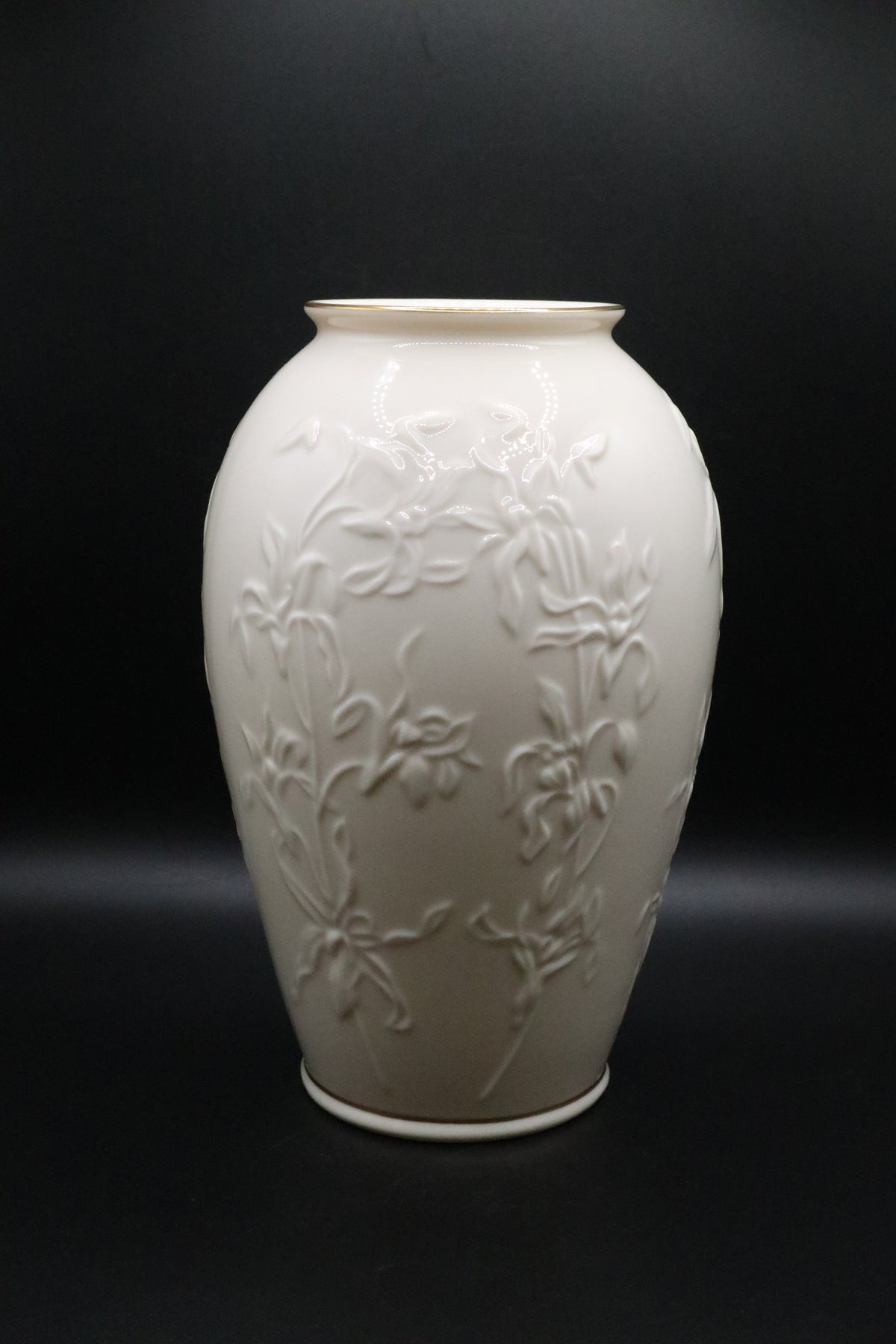 LENOX MASTERPIECE EMBOSSED FLOWER VASE GOLD TRIM