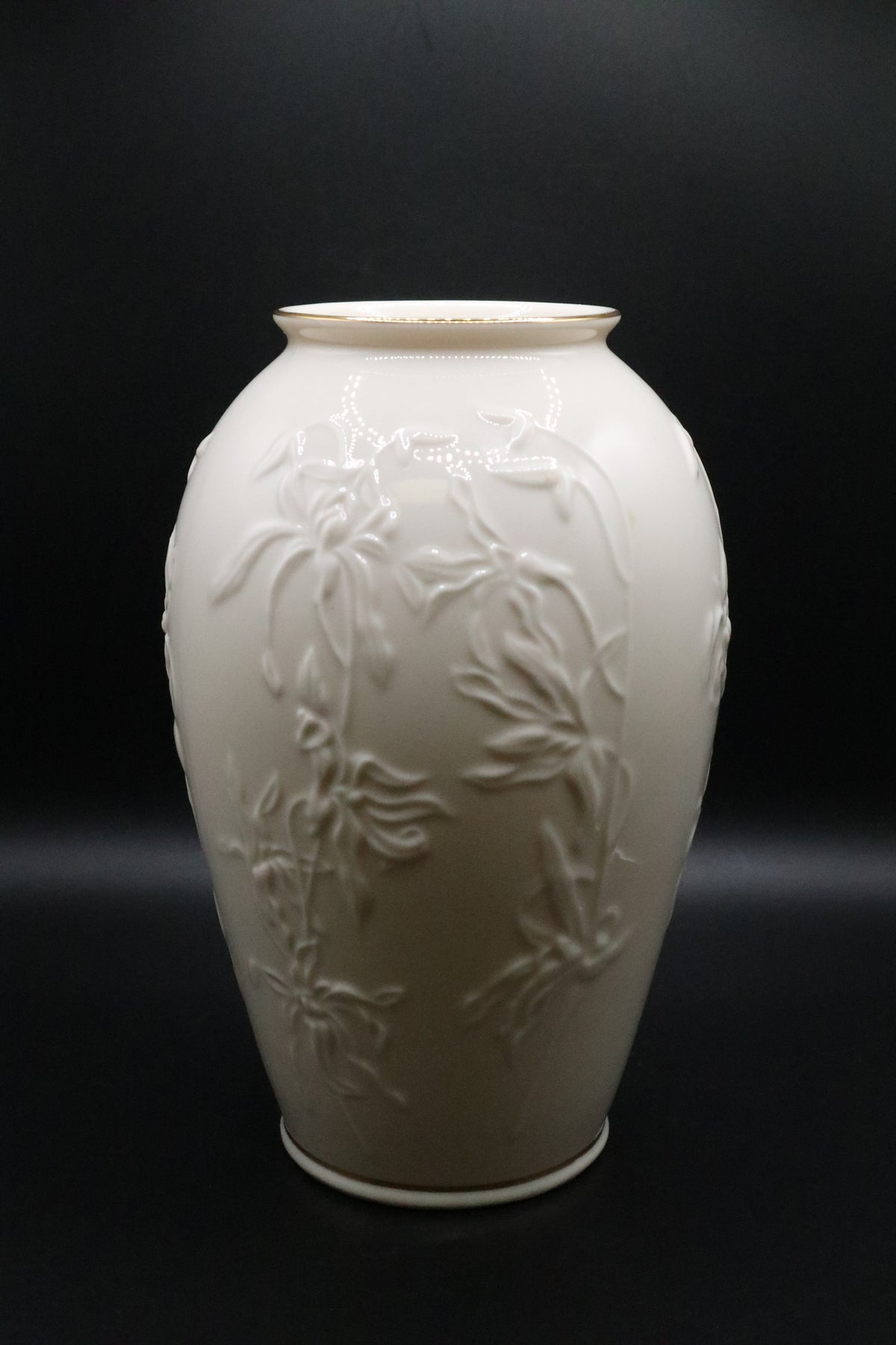 LENOX MASTERPIECE EMBOSSED FLOWER VASE GOLD TRIM