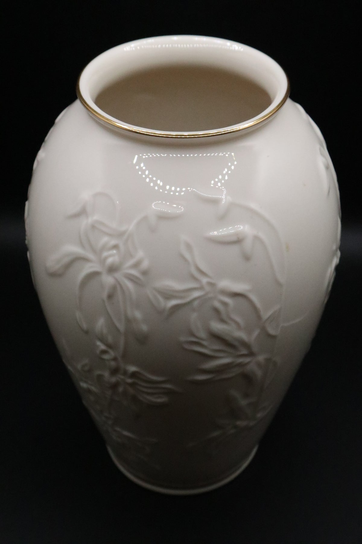 LENOX MASTERPIECE EMBOSSED FLOWER VASE GOLD TRIM