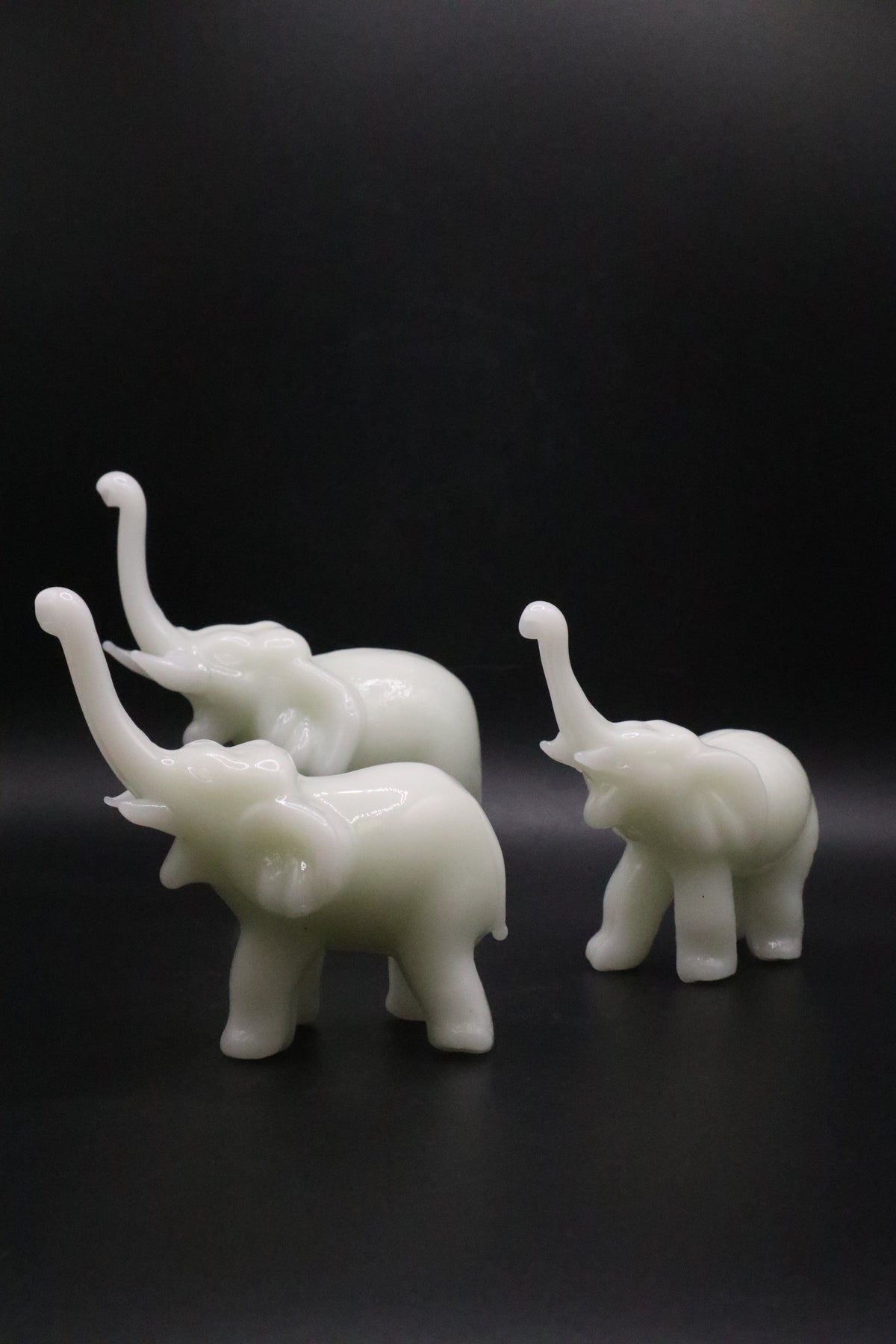 VINTAGE WHITE PERKING GLASS LUCKY ELEPHANTS SET OF 3