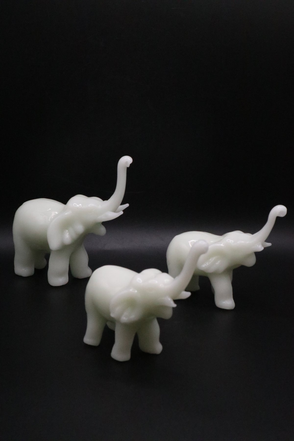 VINTAGE WHITE PERKING GLASS LUCKY ELEPHANTS SET OF 3