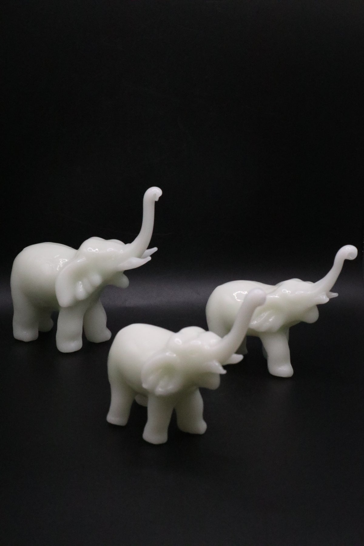 VINTAGE WHITE PERKING GLASS LUCKY ELEPHANTS SET OF 3
