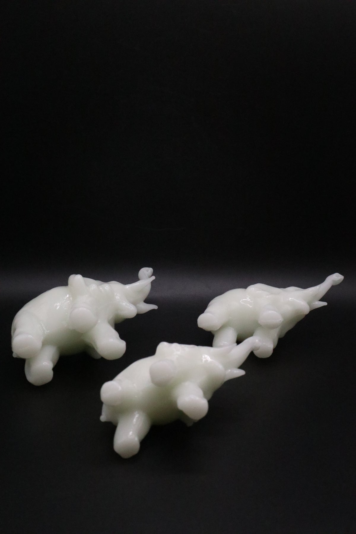 VINTAGE WHITE PERKING GLASS LUCKY ELEPHANTS SET OF 3