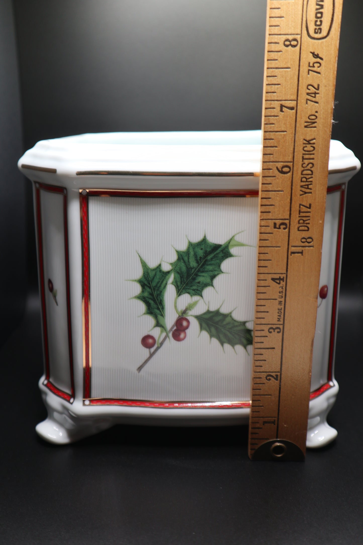 "WINTER BERRY" COLLECTION CACHEPOT BY FITZ & FLOYD