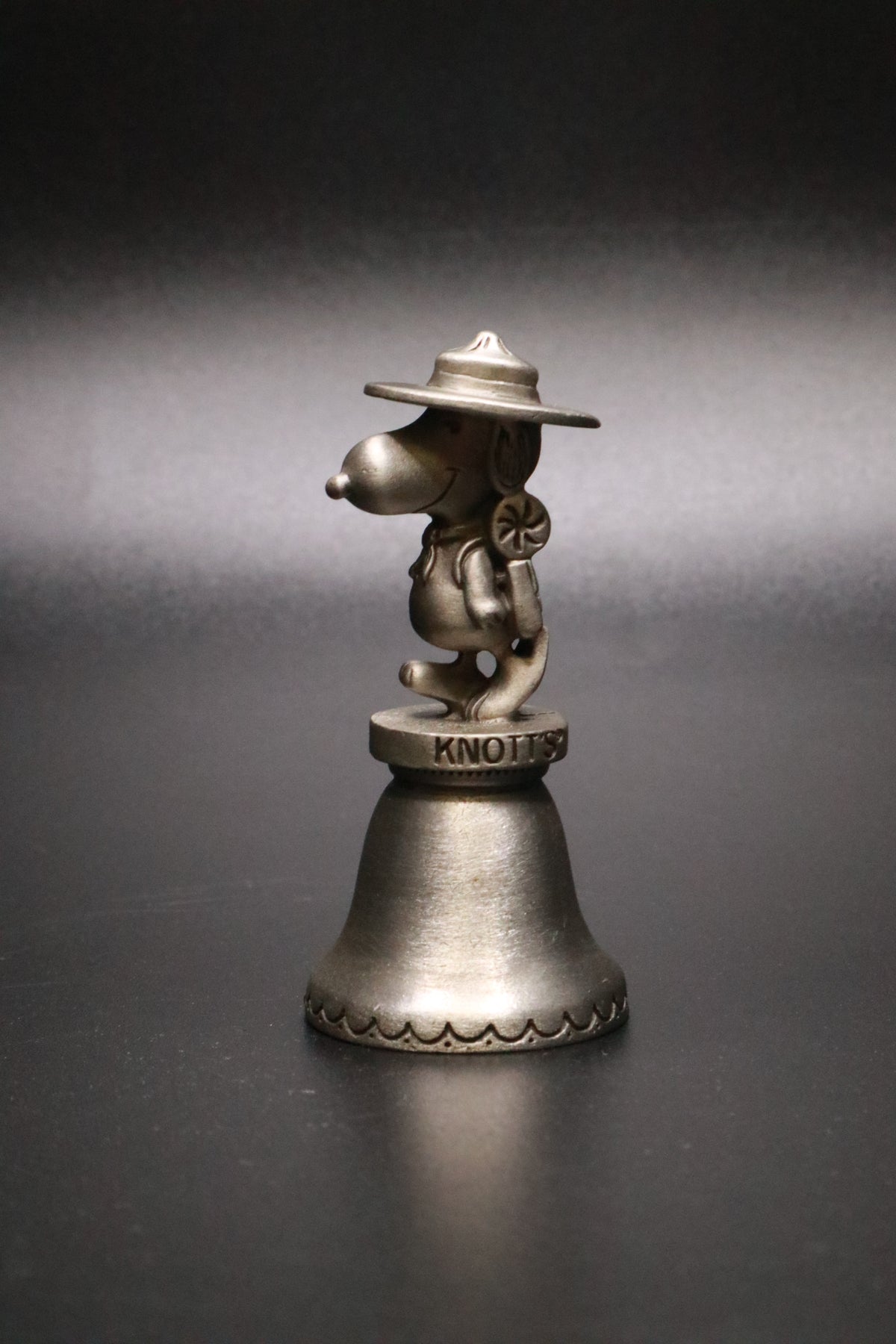 VINTAGE KNOTTS BERRY FARM UFS SNOOPY PEWTER BELL