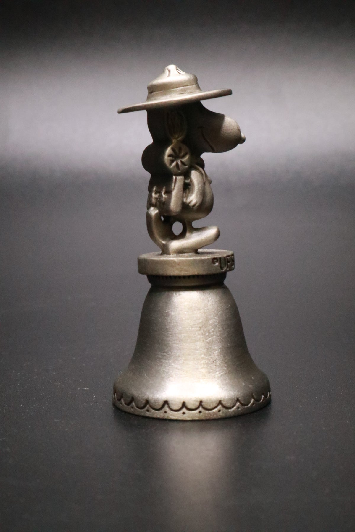 VINTAGE KNOTTS BERRY FARM UFS SNOOPY PEWTER BELL