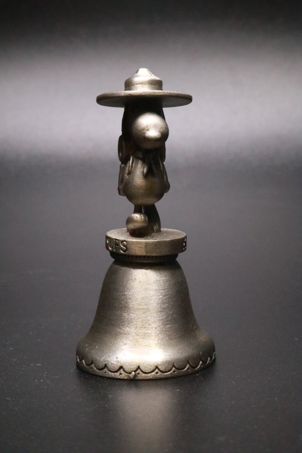 VINTAGE KNOTTS BERRY FARM UFS SNOOPY PEWTER BELL