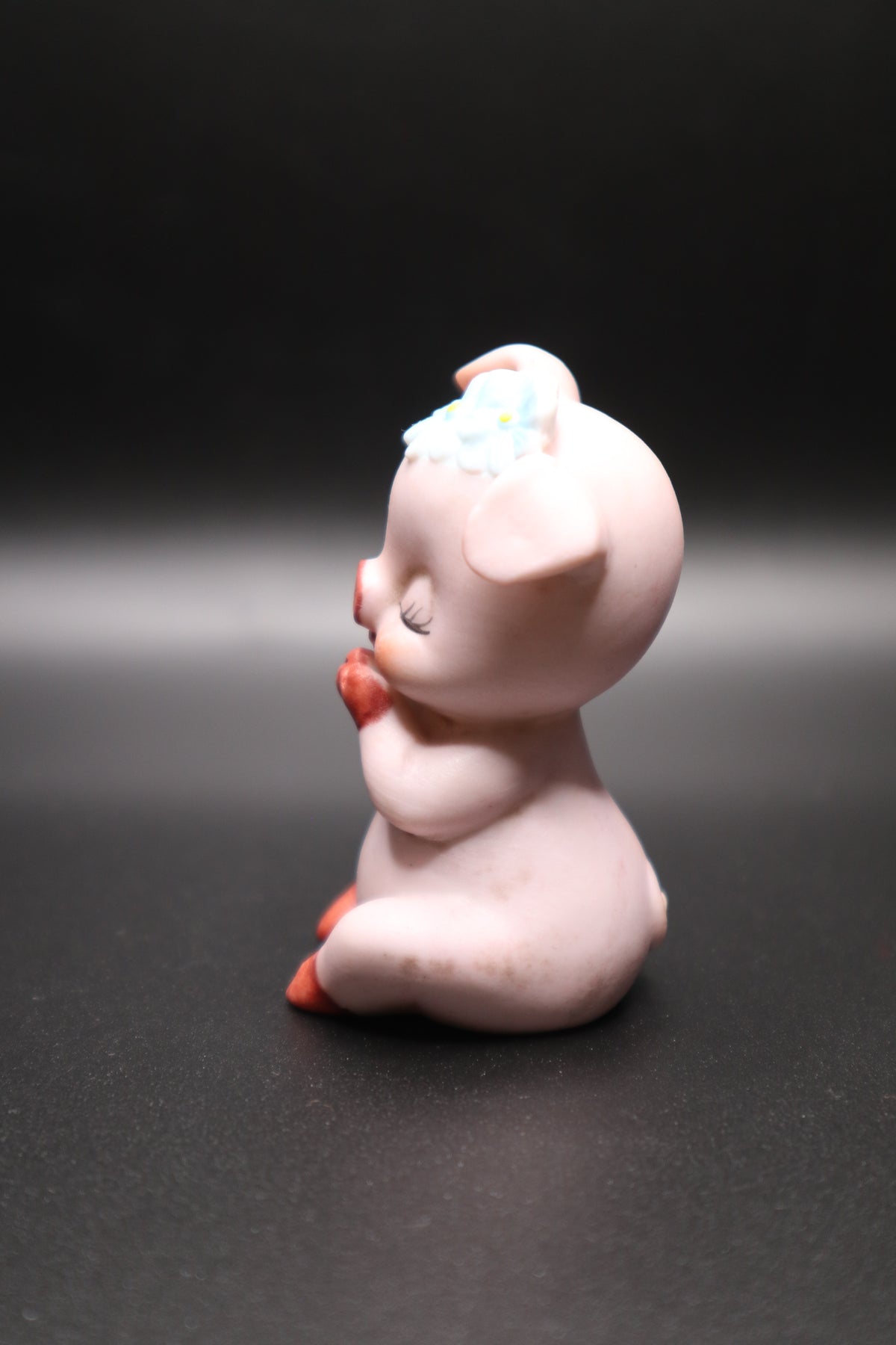 JOSEF ORIGINALS GEORGE GOOD 1975 MINI PIG W/ BLUE FLOWER