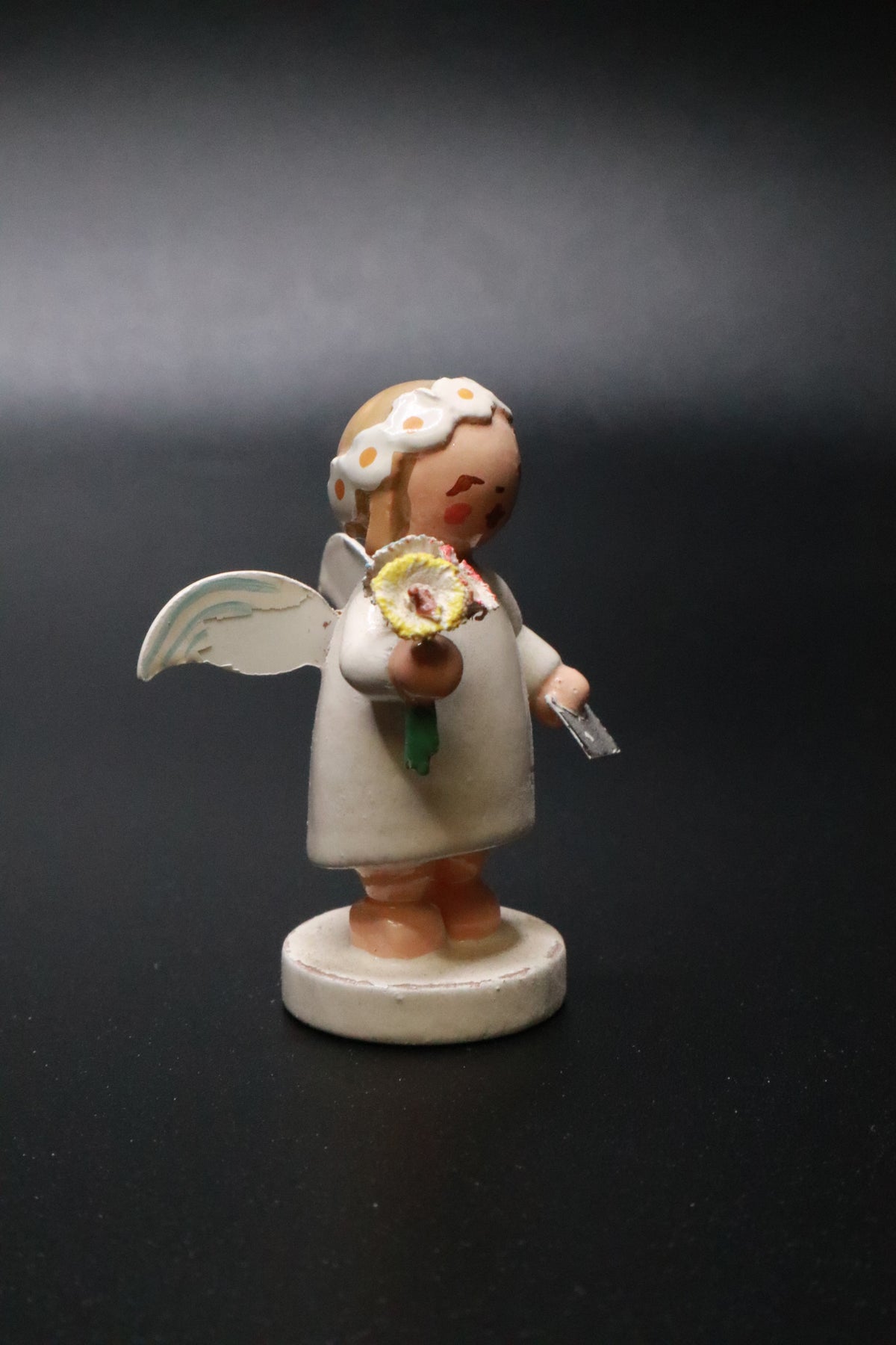 WENDT AND KüHN GERMAN "MARGUERITE ANGEL" FIGURINE "CARRYING FLOWERS"