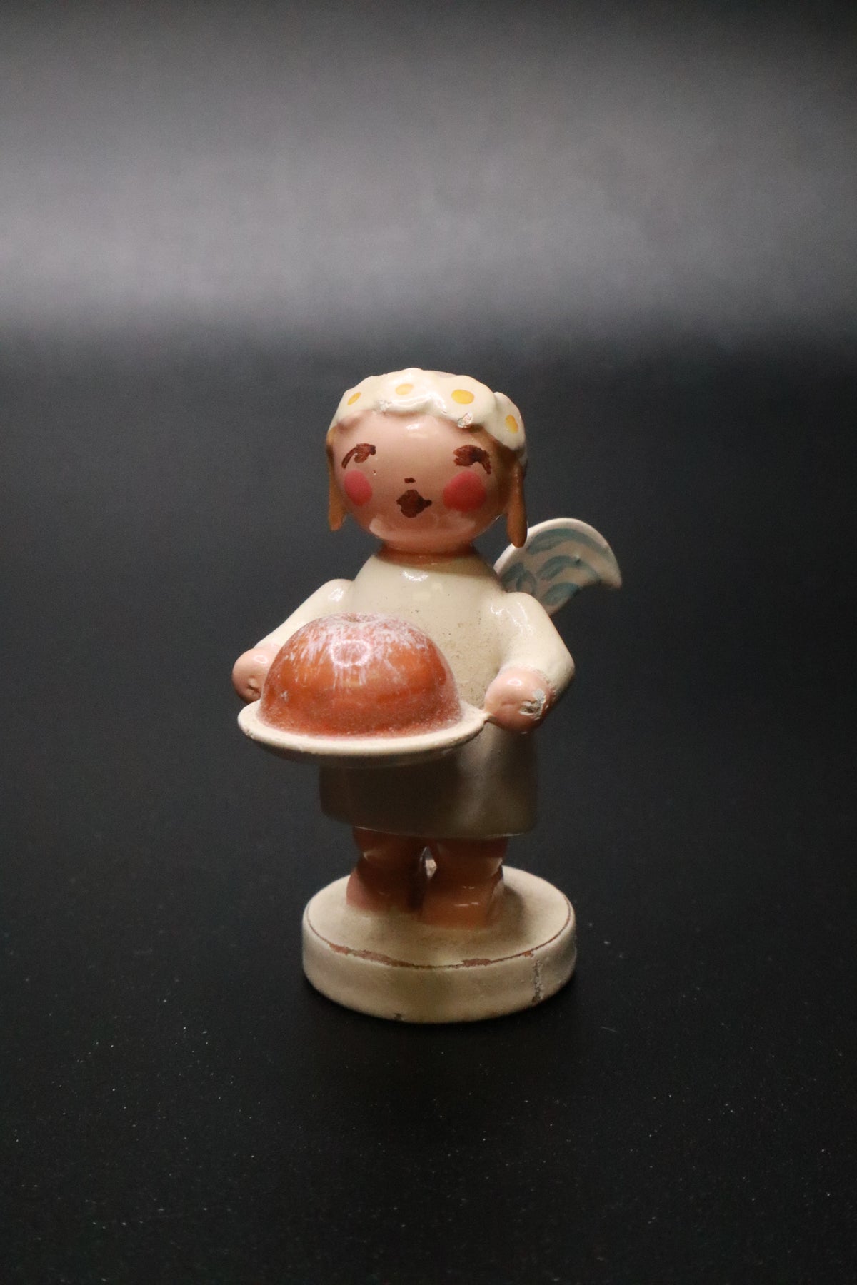 WENDT AND KüHN GERMAN "MARGUERITE ANGEL" FIGURINE "HOLDING A BUNTCAKE"