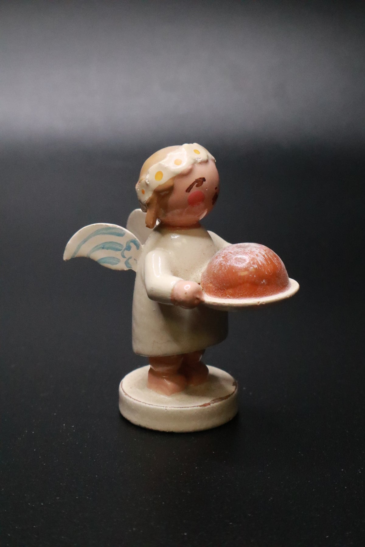 WENDT AND KüHN GERMAN "MARGUERITE ANGEL" FIGURINE "HOLDING A BUNTCAKE"