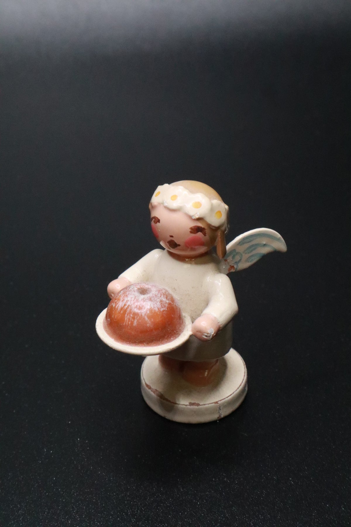 WENDT AND KüHN GERMAN "MARGUERITE ANGEL" FIGURINE "HOLDING A BUNTCAKE"