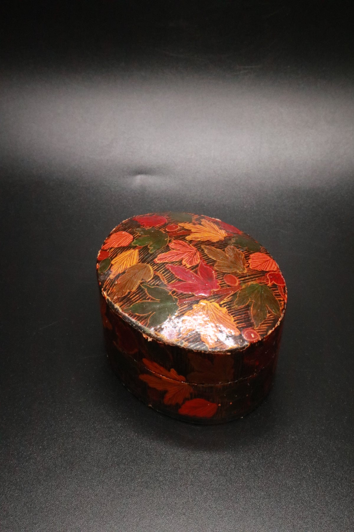 VINTAGE HAND PAINTED KASHMIRI LACQUERED "AUTUMN LEAF" PAPER MACHE TRINKET BOX