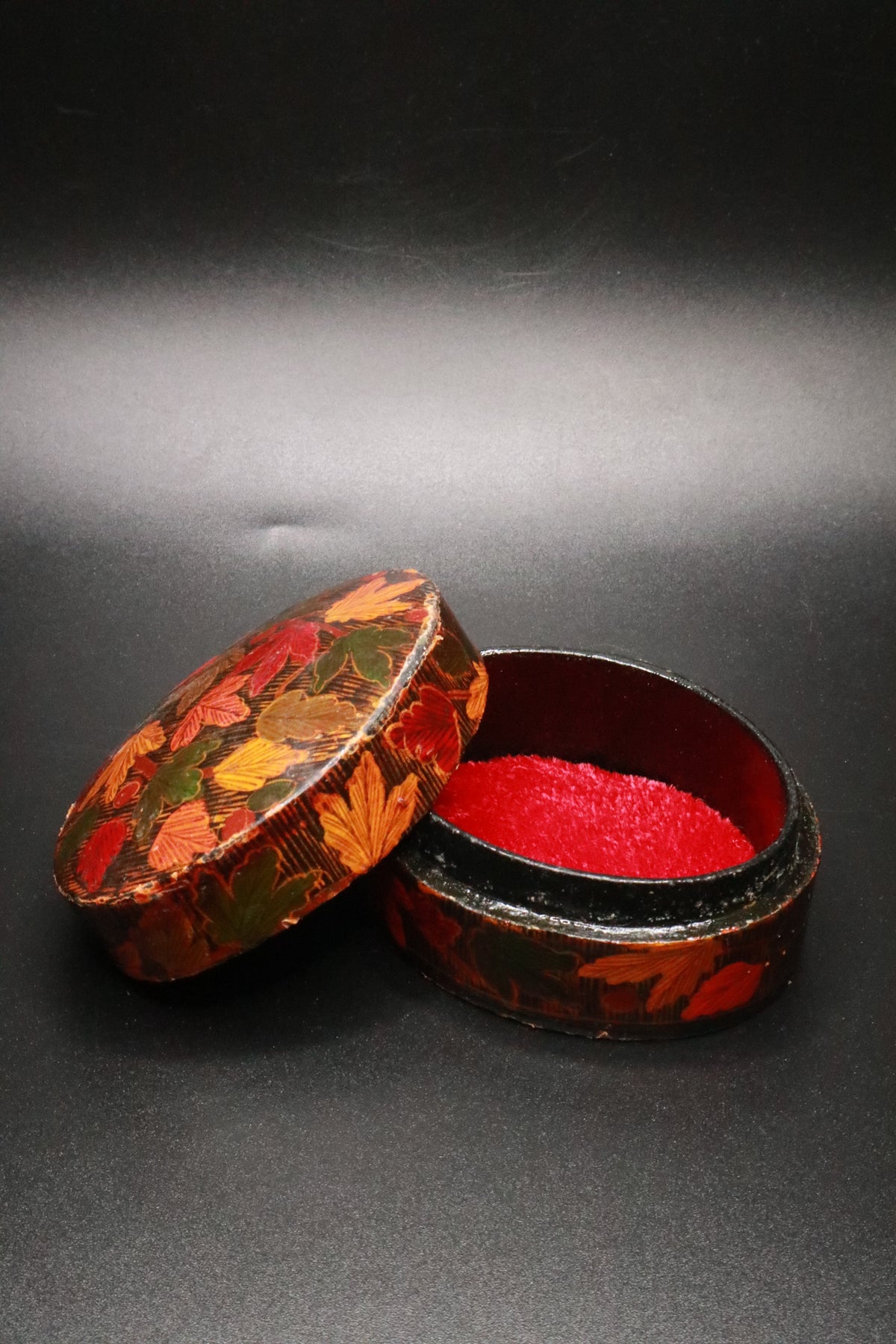 VINTAGE HAND PAINTED KASHMIRI LACQUERED "AUTUMN LEAF" PAPER MACHE TRINKET BOX