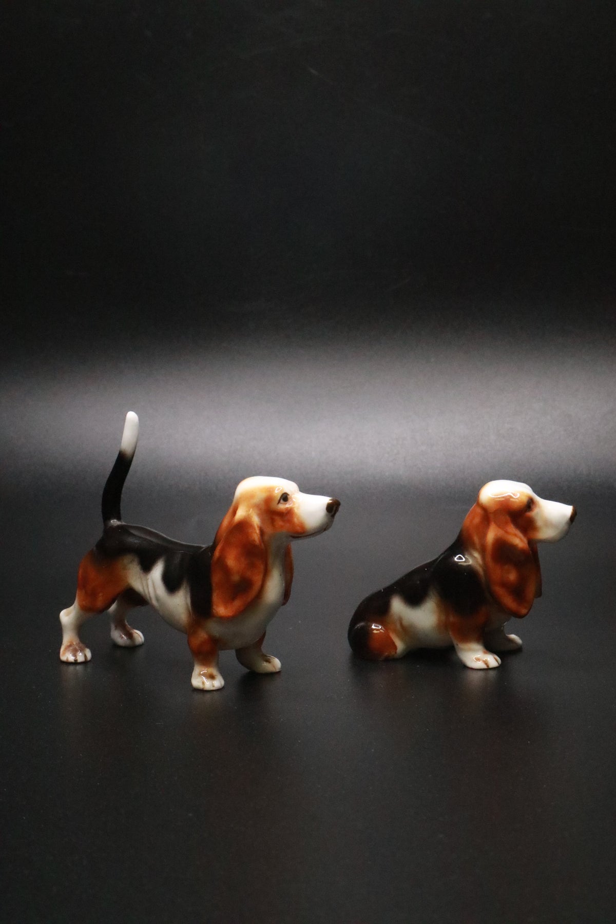 VINTAGE KELVIN BONE CHINA JAPAN BASSET HOUND DOG FIGURINES (SET OF 2)