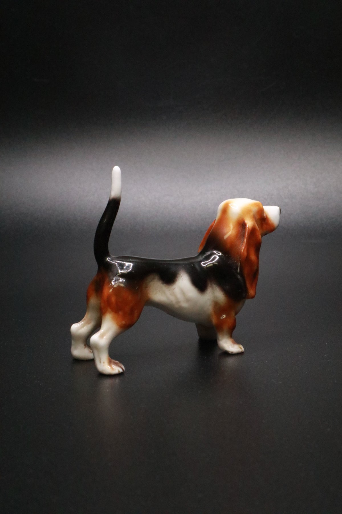VINTAGE KELVIN BONE CHINA JAPAN BASSET HOUND DOG FIGURINES (SET OF 2)
