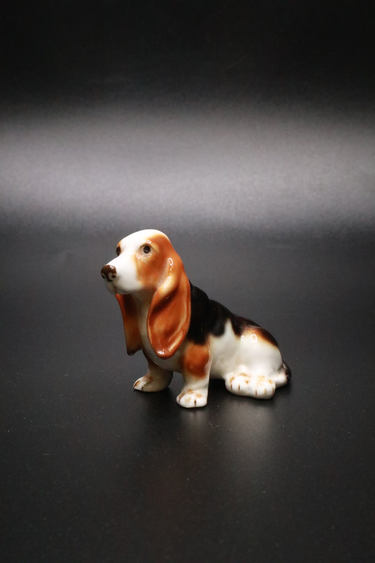 VINTAGE KELVIN BONE CHINA JAPAN BASSET HOUND DOG FIGURINES (SET OF 2)