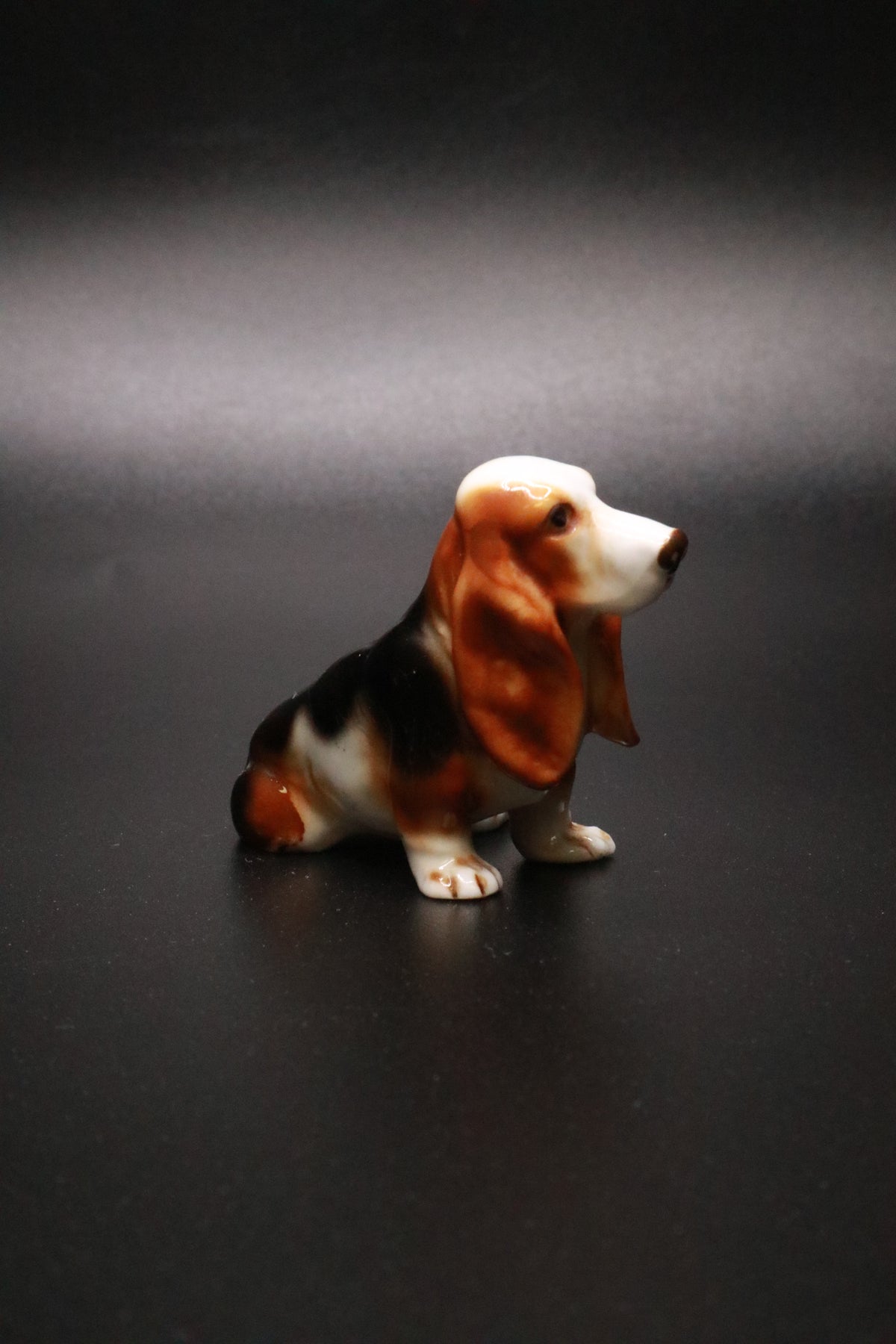 VINTAGE KELVIN BONE CHINA JAPAN BASSET HOUND DOG FIGURINES (SET OF 2)