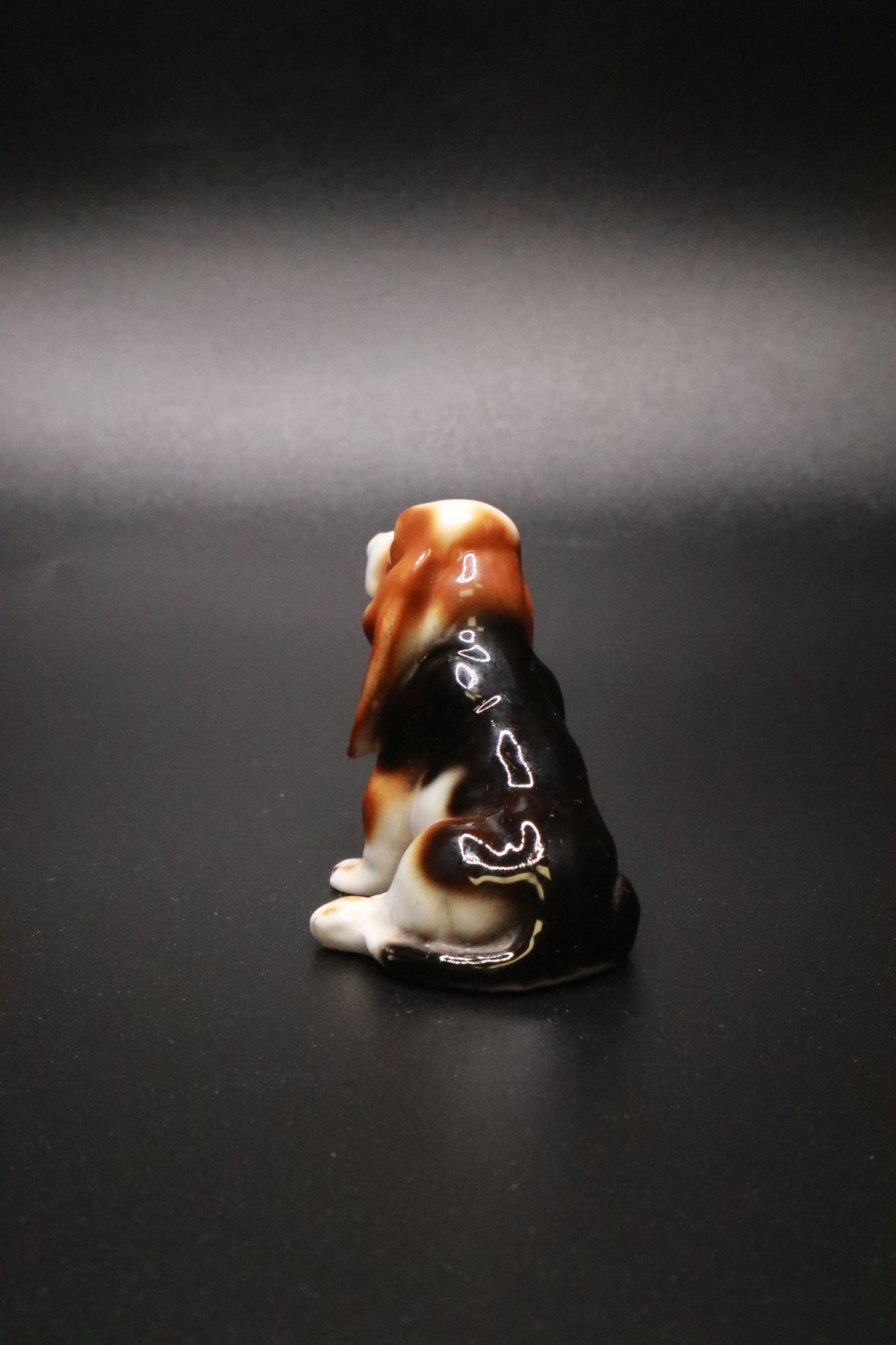 VINTAGE KELVIN BONE CHINA JAPAN BASSET HOUND DOG FIGURINES (SET OF 2)