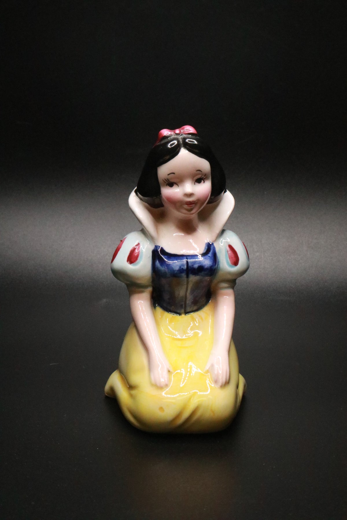 VINTAGE WALT DISNEY PRODUCTIONS JAPAN KNEELING SNOW WHITE CERAMIC FIGURINE