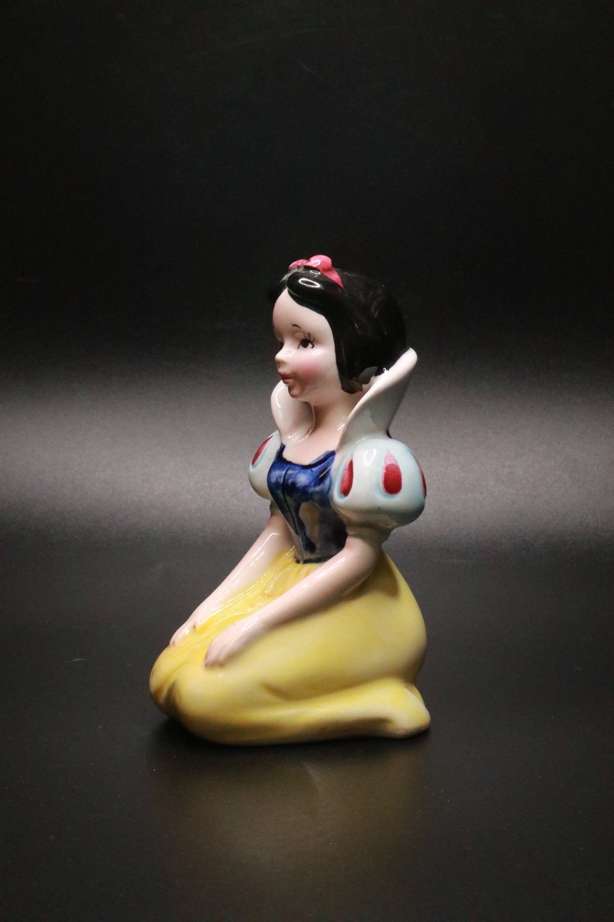 VINTAGE WALT DISNEY PRODUCTIONS JAPAN KNEELING SNOW WHITE CERAMIC FIGURINE