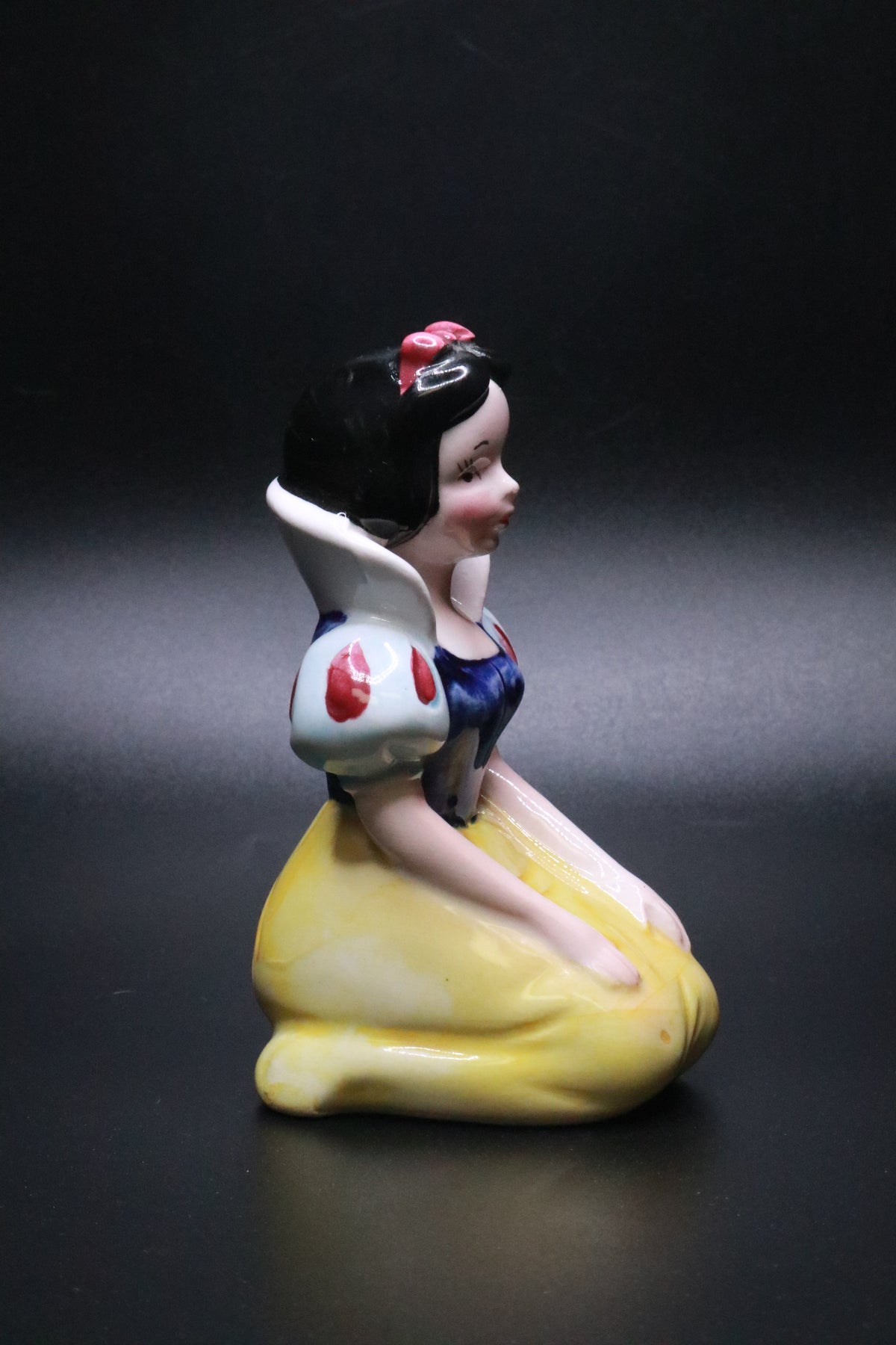 VINTAGE WALT DISNEY PRODUCTIONS JAPAN KNEELING SNOW WHITE CERAMIC FIGURINE