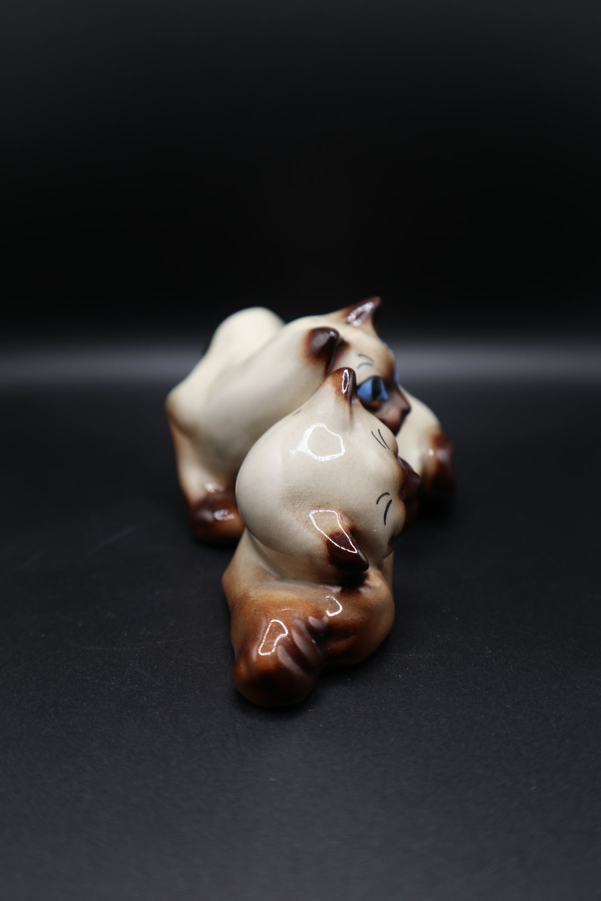 CERAMIC SIAMESE CATS SNUGGLERS SALT AND PEPPER SET