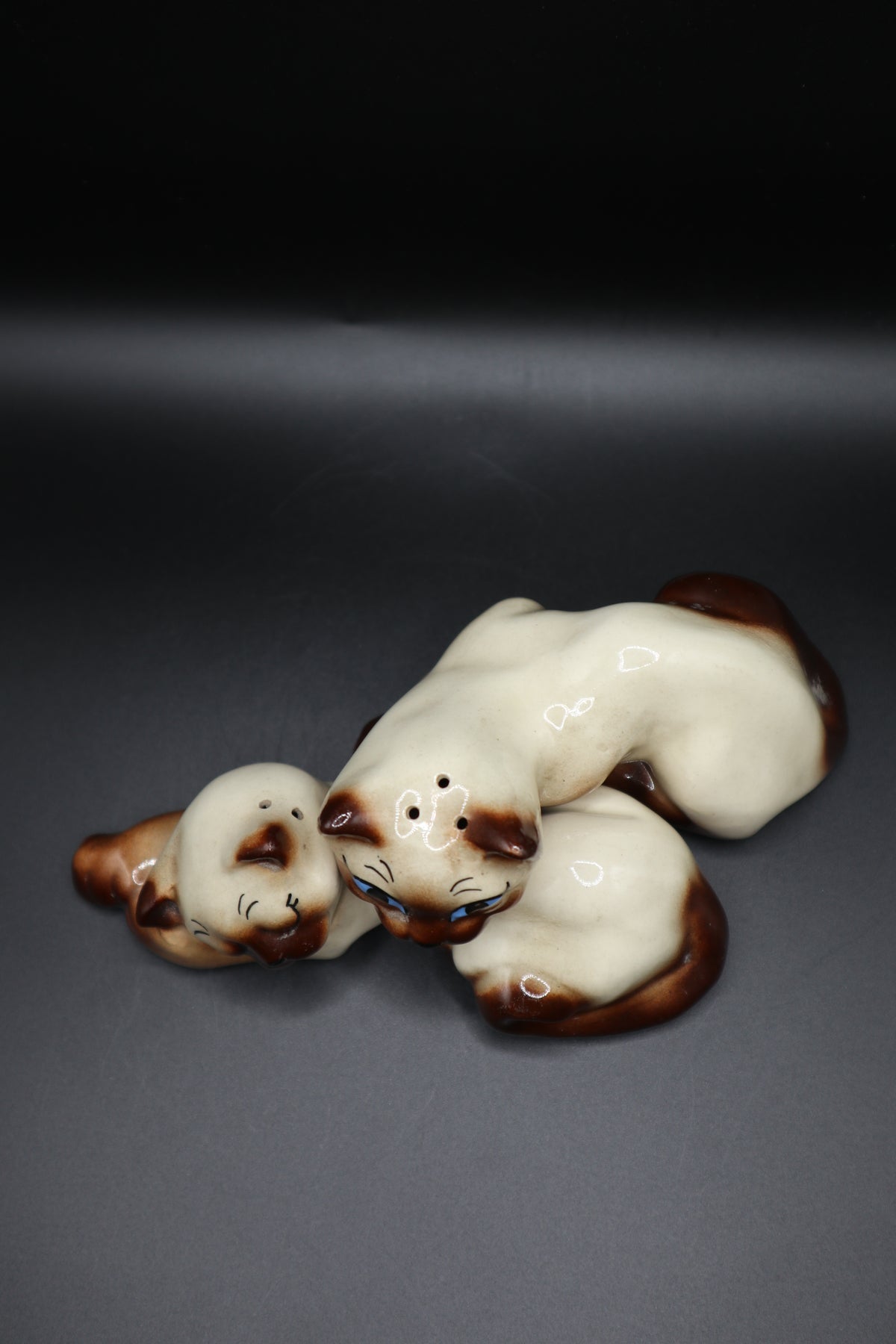 CERAMIC SIAMESE CATS SNUGGLERS SALT AND PEPPER SET