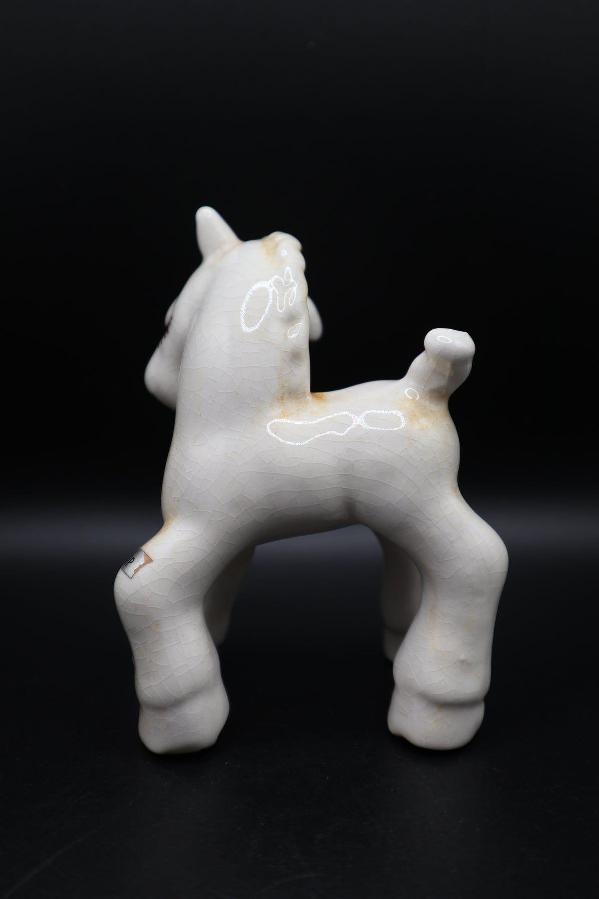 CERAMIC WHITE WITH YELLOW TINT HORSE