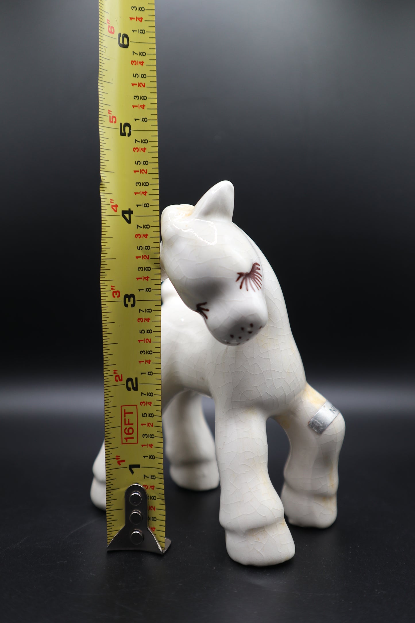 CERAMIC WHITE WITH YELLOW TINT HORSE