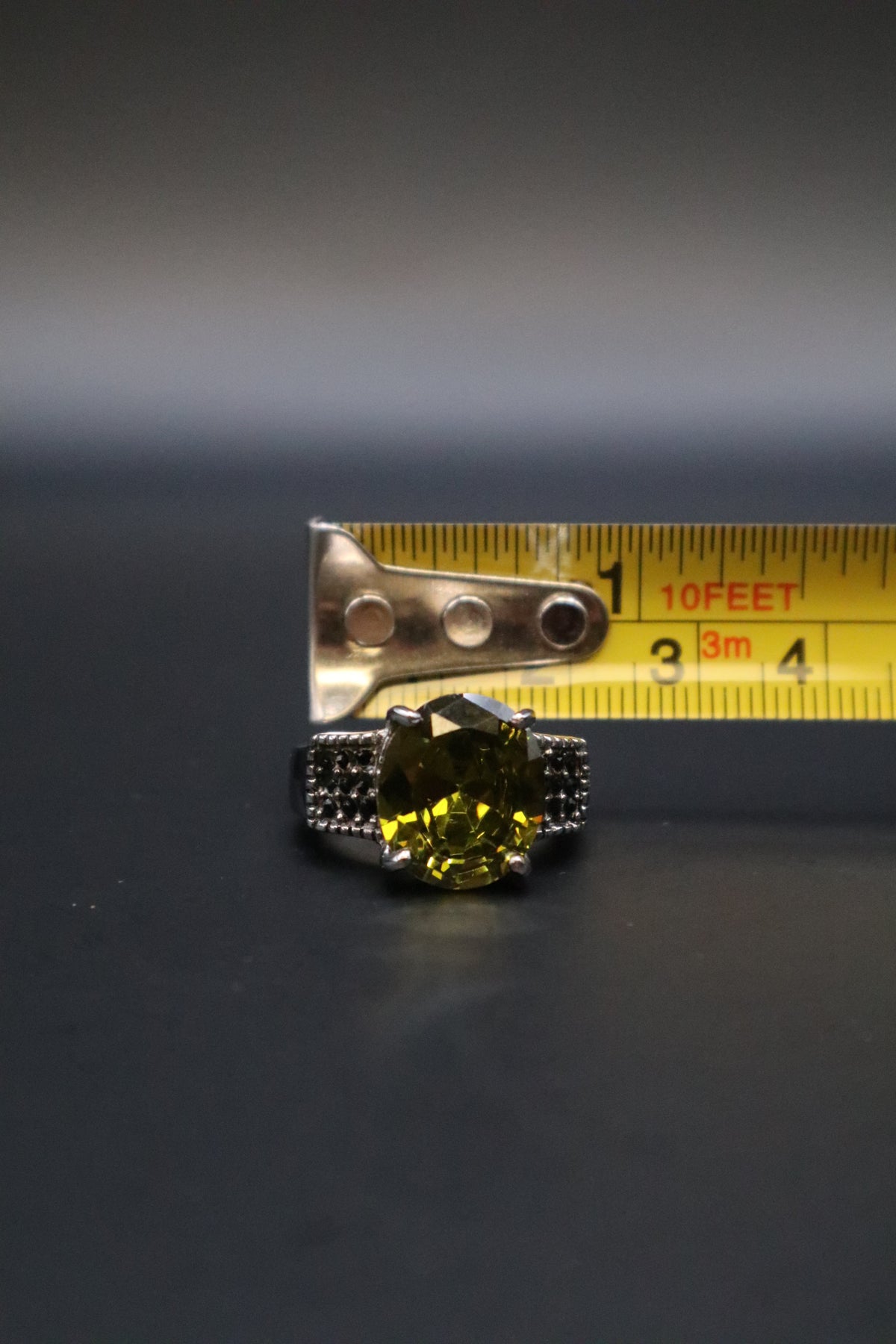 SILVER TONE OVAL GREEN CENTER STONE WITH BLACK STONE ACCENTS RING SIZE 6