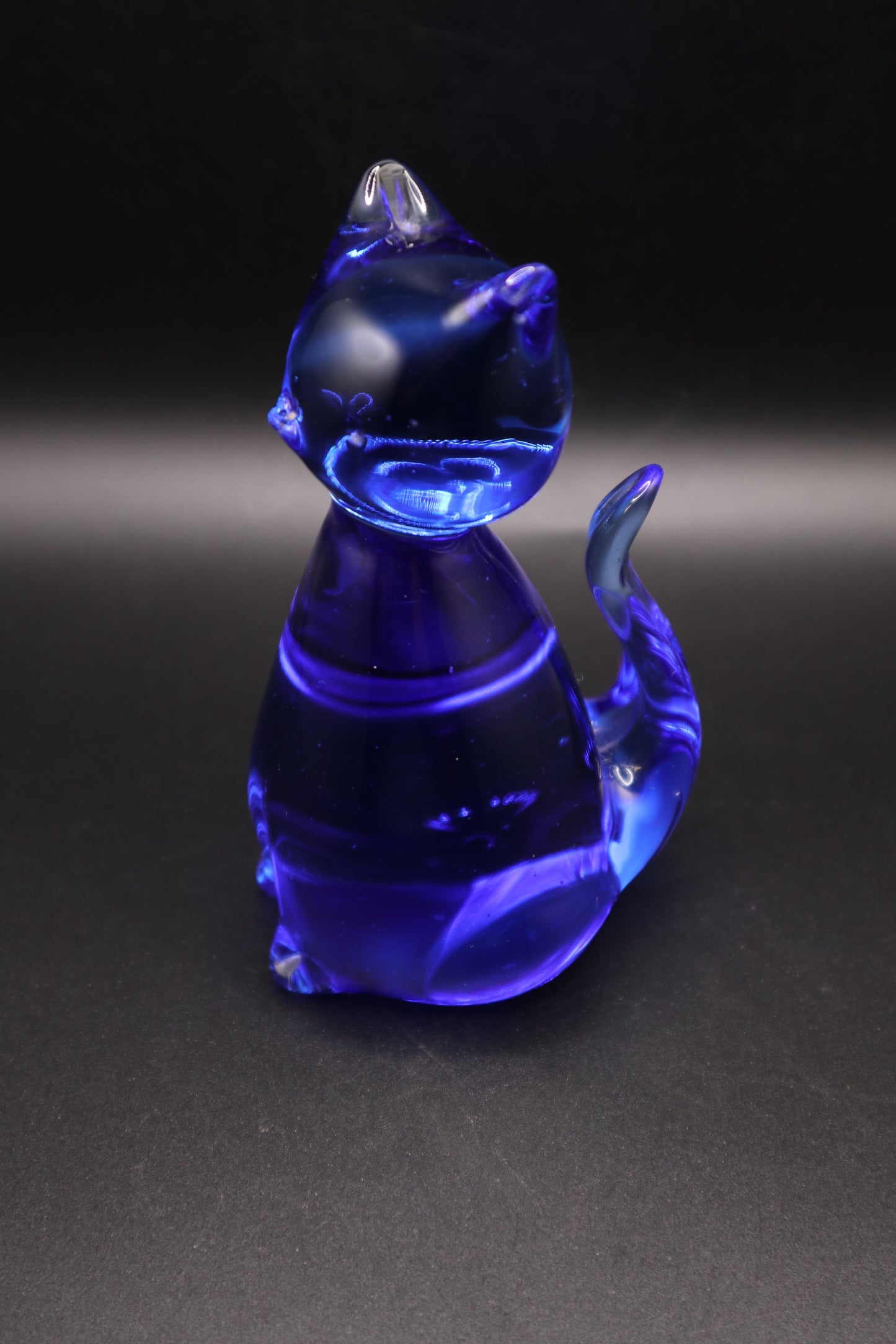 VINTAGE HAND BLOWN COBALT BLUE ART GLASS CAT